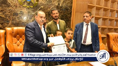 محافظ أسيوط يكرم الشاب ميخائيل الذى أنقذ أطفال تروسيكل منقباد من الموت 
