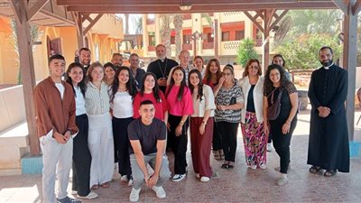 الأنبا توماس يستقبل وفد هيئة مساعدة الكنيسة المتألمة