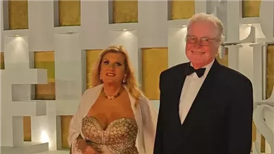 حسين فهمي ومحمود حميدة يخطفان الأنظار على السجادة الحمراء في افتتاح مهرجان الجونة السينمائي الثامن