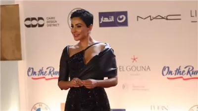 ميس حمدان تشعل السجادة الحمراء في الجونة بشعر قصير وإطلالة سوداء