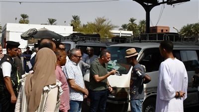 نائب محافظ أسوان يتابع ميدانيًا انتظام عمل مواقف السيرفيس ومحطات الوقود والتزام السائقين بالتعريفة الجديدة