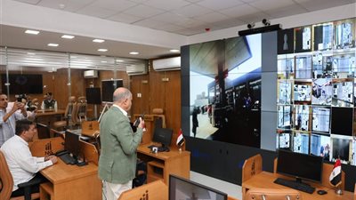 محافظ المنيا يتابع من مركز السيطرة انتظام العمل بمحطات الوقود ومواقف سيارات الأجرة بعد تحريك أسعار المواد البترولية