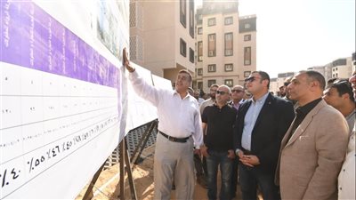 وزير الإسكان يتفقد الطرق والمحاور ووحدات الإسكان الأخضر بـ 
