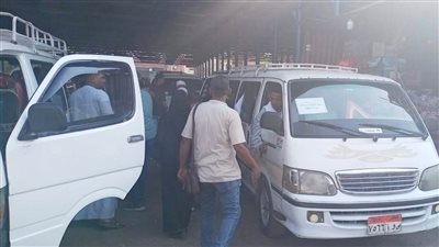 محافظ أسوان: استقرار الحالة العامة والتشغيل الطبيعي لسيارات السيرفيس بالمواقف