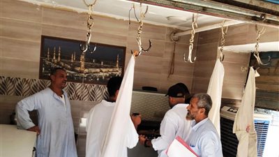 محافظ أسوان: لا تهاون مع المتلاعبين بالأسعار.. وحملات تموينية مكثفة تسفر عن ضبط 130 مخالفة للمخابز والأسواق