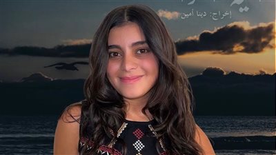 مريم أشرف زكي في شخصية “نينا” ضمن عرض “بين الميه والهوا” على مسرحي الجامعة الأمريكية