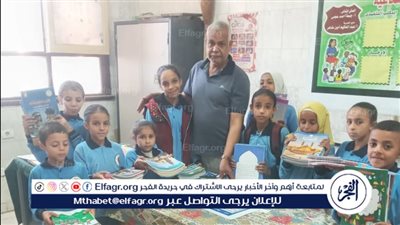 تسليم كتب دراسية جديدة لعدد 17 طالب من مصابى حادث تروسيكل منقباد فى أسيوط 