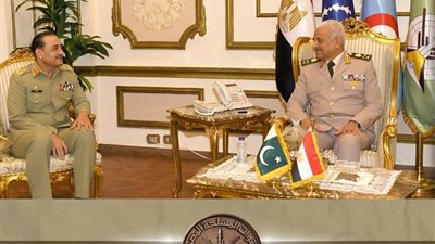وزير الدفاع والإنتاج الحربى ورئيس أركان حرب القوات المسلحة يلتقيان رئيس أركان القوات البرية الباكستانية 