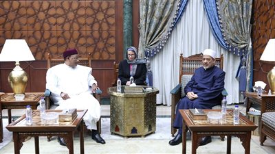شيخ الأزهر يستقبل «محمد إيسوفو» رئيس النيجر الأسبق عضو مجلس حكماء المسلمين 