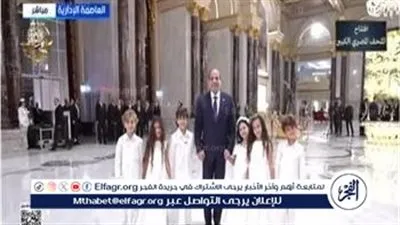 الرئيس السيسي يلتقط صورة تذكارية مع الأطفال قبيل بدء احتفالية 