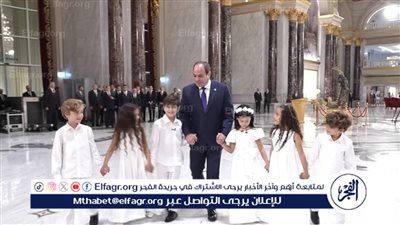 عاجل- في لفتة أبوية مؤثرة.. الرئيس السيسي يلتقط صورة تذكارية مع طفل فور وصوله دار الأوبرا بالعاصمة الإدارية خلال احتفالية «وطن السلام»