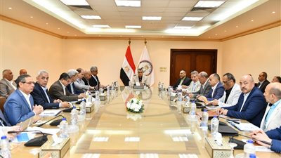 وزير الدولة للإنتاج الحربى يتابع مع رؤساء الشركات موقف المشروعات الجارى تنفيذها