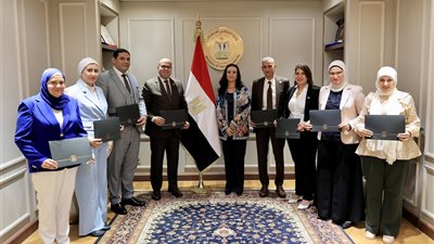 وزيرة التضامن الاجتماعي تكرّم الإدارة العامة لرعاية المسنين تقديرًا لجهودها المتميزة
