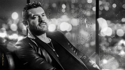 عمرو يوسف يقدم وجبة رومانسية لشكل العلاقات الزوجية في السلم والثعبان (لعب عيال)