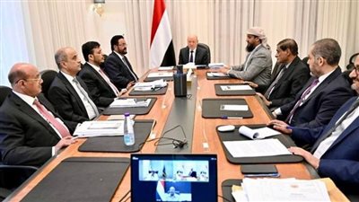 هل تنجح إجراءات مجلس القيادة اليمني في إنقاذ الاقتصاد وسط التصعيد الحوثي؟