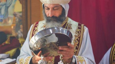 الأنبا مينا يزور كنيسة العذراء ومارجرجس بعبد القادر في أولى زياراته الرعوية..