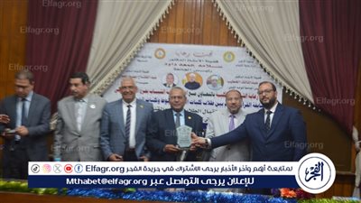 نائب رئيس جامعة الأزهر بأسيوط يكرم الفائزين في المسابقة الكبرى لحفظ القرآن الكريم 