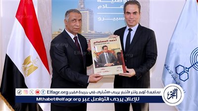 رئيس “الوطنية للإعلام” يتسلّم المجلد الوثائقي بأرشيفه الصحفي