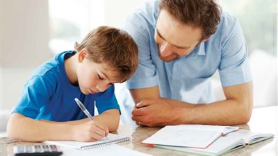 التعامل مع الأطفال أثناء المذاكرة: بين الصبر والتحفيز لبناء مستقبل ناجح