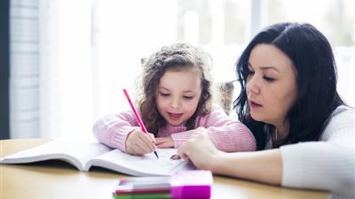 أخطاء الأهل أثناء المذاكرة مع الأطفال: كيف نحول الضغط إلى دعم؟