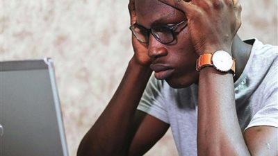 القلق الاجتماعي: الخوف الصامت الذي يقيّد العلاقات ويؤثر على جودة الحياة