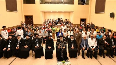 البابا تواضروس يزور كنيسة القديس بشنونة بمصر القديمة ويفتقد بيت للطلبة المغتربين وبيت ضيافة مرضى الأورام