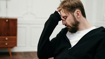 الاكتئاب: مرض صامت يهدد السعادة ويحتاج إلى وعي ودعم