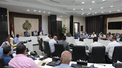 محافظ أسوان يوجه بتطبيق آلية قانونية دقيقة لإصدار تراخيص أبراج المحمول