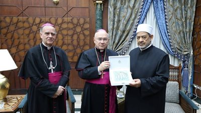رئيس الأساقفة إدجار بينيا بارا والسفير البابوي بمصر يزوران يزور الإمام الأكبر الدكتور أحمد الطيب