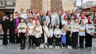 بالزي الفرعوني وعلم مصر... محافظ الشرقية يشهد عروضا