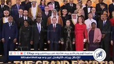 الرئيس السيسي وقرينته يتوسطان صورة تذكارية مع الوفود المشاركة في حفل افتتاح المتحف المصري الكبير