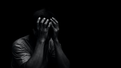 تأثير وسائل التواصل الاجتماعي على الصحة النفسية: بين الإدمان والعزلة