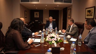 وزير السياحة والآثار يجتمع مع رئيس المجلس العالمي للسفر والسياحة لتعزيز التعاون