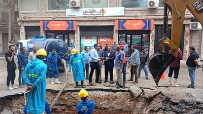 رئيس مياه الغربية يتفقد إصلاح كسر مفاجئ بخط رئيسي بزفتى دون انقطاع المياه عن المدينة