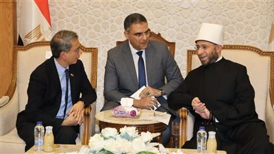 وزير الأوقاف يستقبل الوزير المكلف بالشئون الإسلامية بسنغافورة ويصحبه 