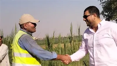 زرع 55 عمودًا..حملة مكبرة لإنارة طريق 53 المريوطية في العياط.. صور