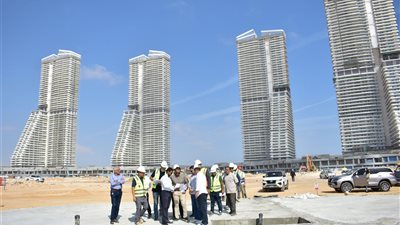رئيس جهاز مدينة العلمين الجديدة يتفقد مشروع بحيرات الداون تاون وكوبري تقاطع طريق C19
