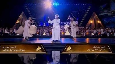 محافظ أسوان يهنئ الفنان النوبي أحمد إسماعيل لمشاركته في افتتاح المتحف المصري 