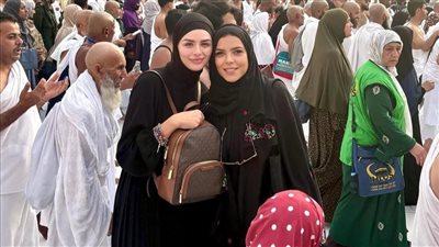 ناهد السباعي تؤدي العمرة برفقة هنادي مهنا من قلب الحرم المكي