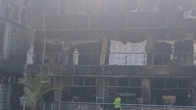 إيقاف أعمال الترميم بمول الكرامة بالعبور بعد حريق هائل يلتهم 9 محال