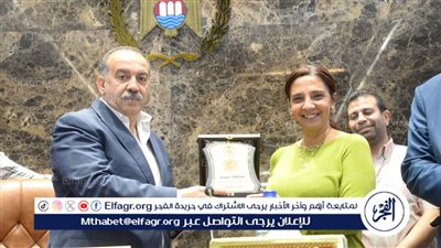 محافظ أسيوط يكرم مدير مركز معلومات شبكات المرافق لتميز الأداء واعتماد المركز 