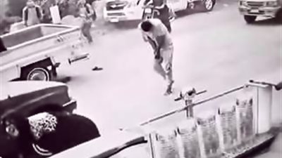 المتهم بقطع ذراع شخص بميت غمر لرفضه تحرشهم بشقيقته لفظيا..يتهمه في النيابة بالاعتداء عليه بـ 