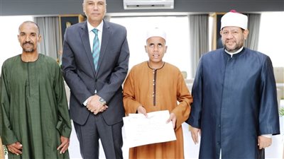 محافظ أسوان يكرم الطالب “زياد خميس” لحصوله على المركز الأول جمهوريًا فى مسابقة القرآن الكريم