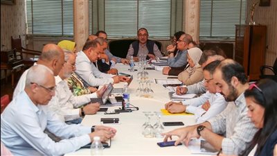 وزير قطاع الأعمال يعقد اجتماعًا موسعًا في 