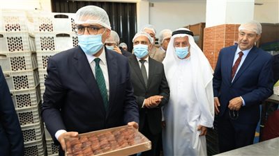 محافظ الجيزة يتفقد خطوط الإنتاج بأحد مصانع تعبئة وتغليف التمور وزيت الزيتون بالواحات البحرية