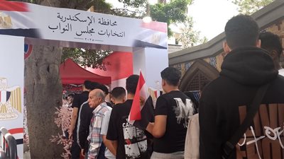 توافد الآلاف من المواطنين على لجان الاقتراع في الإسكندرية