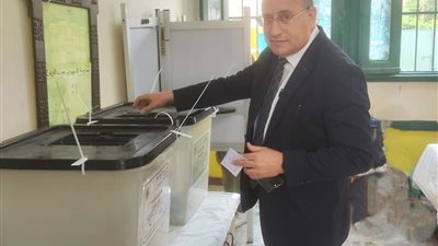 رئيس جامعة الإسكندرية يُدلي بصوته في انتخابات مجلس النواب ويدعو إلى المشاركة الإيجابية