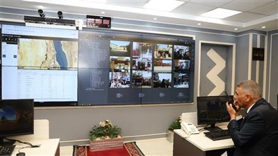 محافظ أسوان يتابع انتظام فتح اللجان الانتخابية عبر مركز السيطرة وتأخير محدود في 3 لجان بكوم أمبو