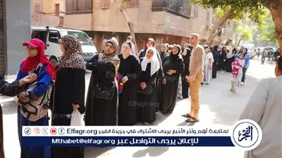 عاجل- سيدات الوراق يقدن صغارهن أمام اللجان الانتخابية بإقبال كثيف في انتخابات النواب 2025
