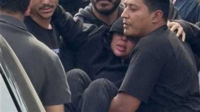 عاجل - انهيار زوجة اسماعيل الليثي أثناء تشييع جنازته اليوم